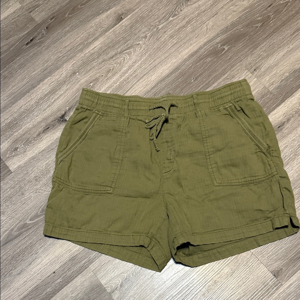 Old Navy Women's Cargo Shorts in Olive